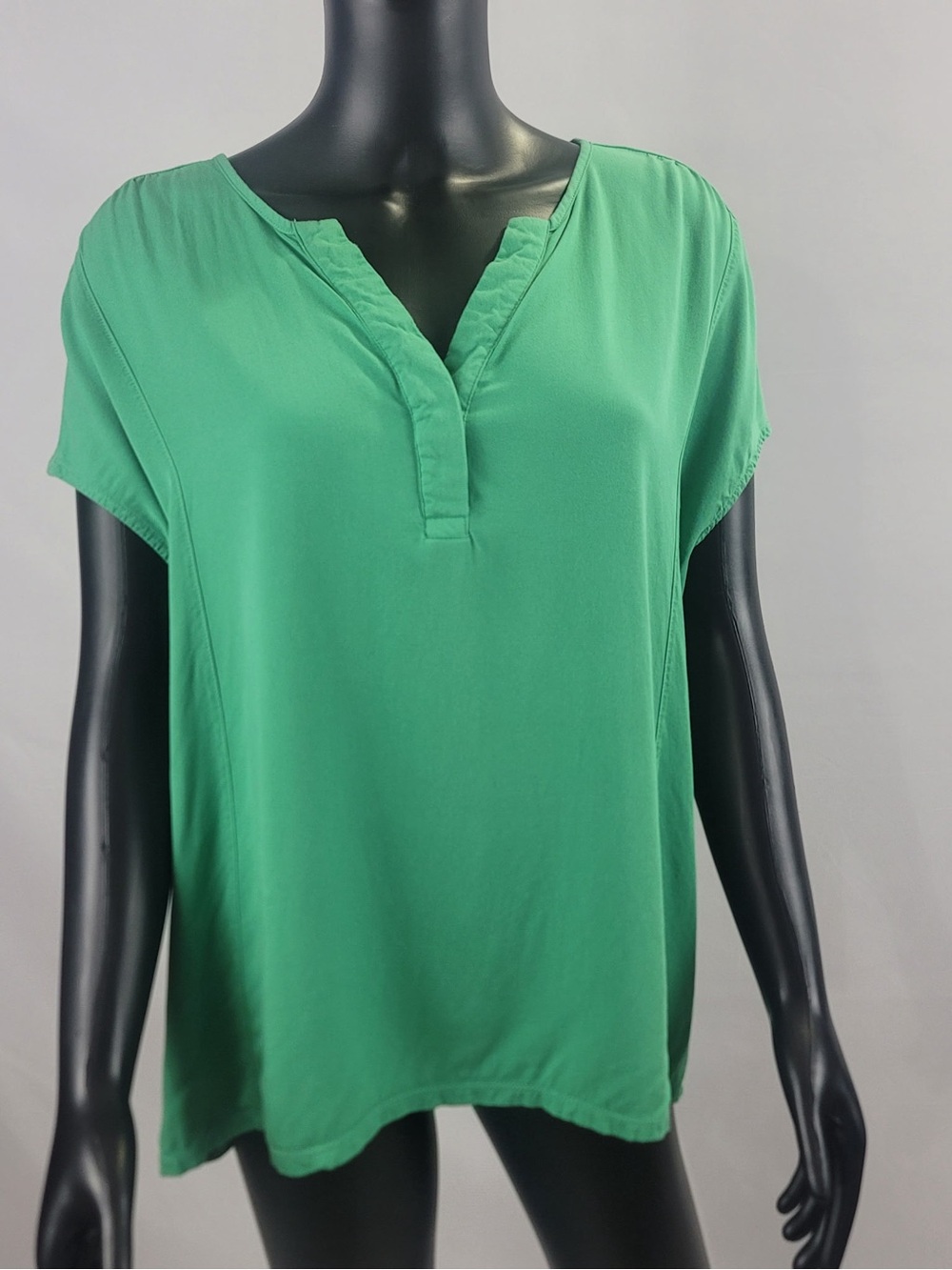 Size Large Women's Green Split-Neck Blouse